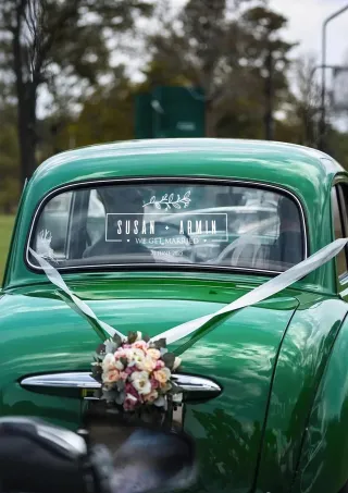 Çiçek Desenli, “Get Married” ve İsimlerinizin Yazılı Olduğu Gelin Arabası Stickerı